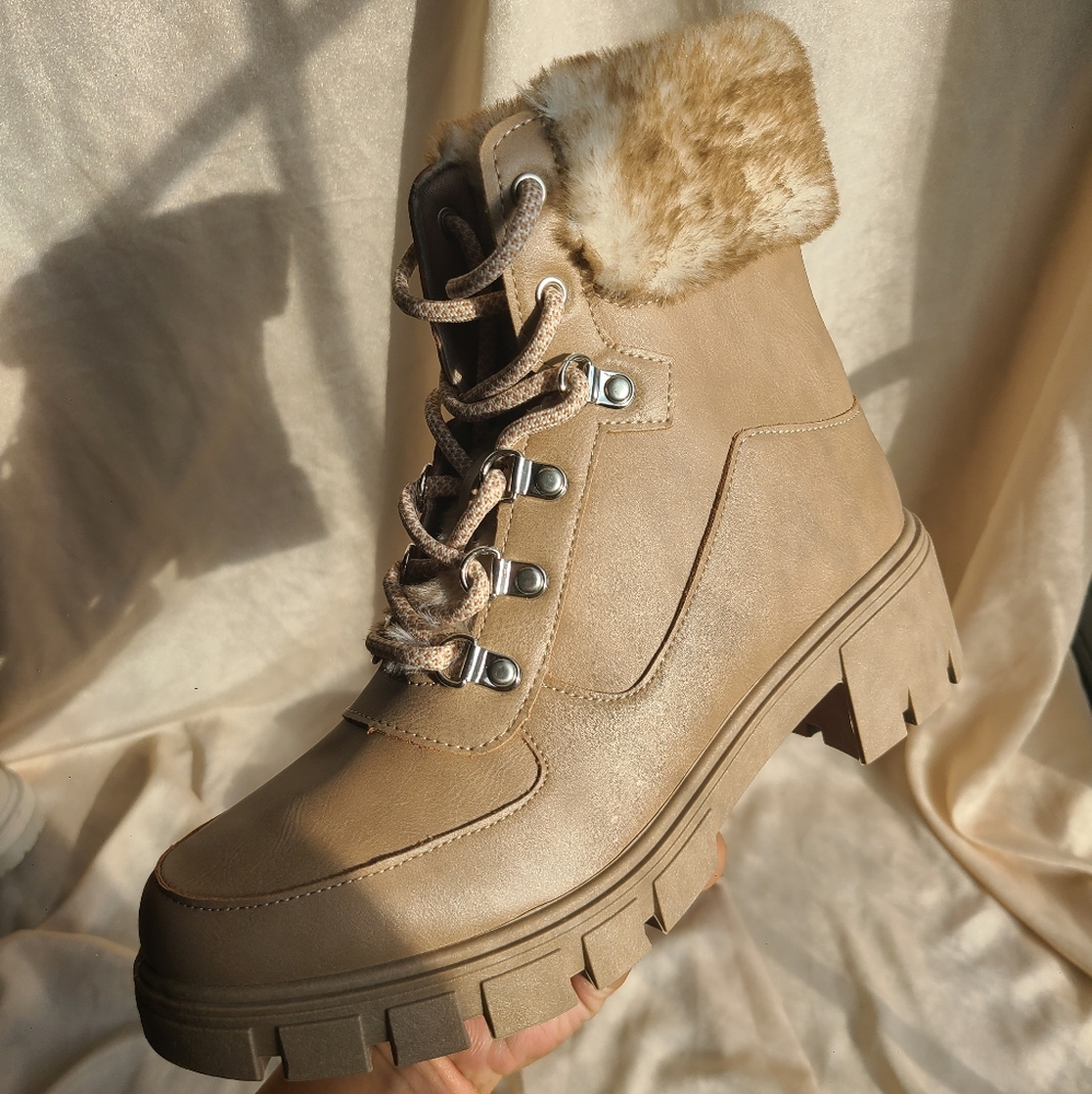 🚨FEW PAIRS LEFT// Faux fur lined Tan boots - Picture 3 of 6